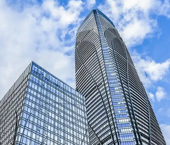 贵州卡特能幕墙工程有限公司解析光伏幕墙在高层建筑中的结构选型与发电效率平衡